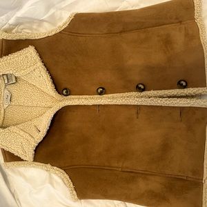 L.L BEAN FAUX SUEDE AND SHERPA VEST W/POCKETS!!